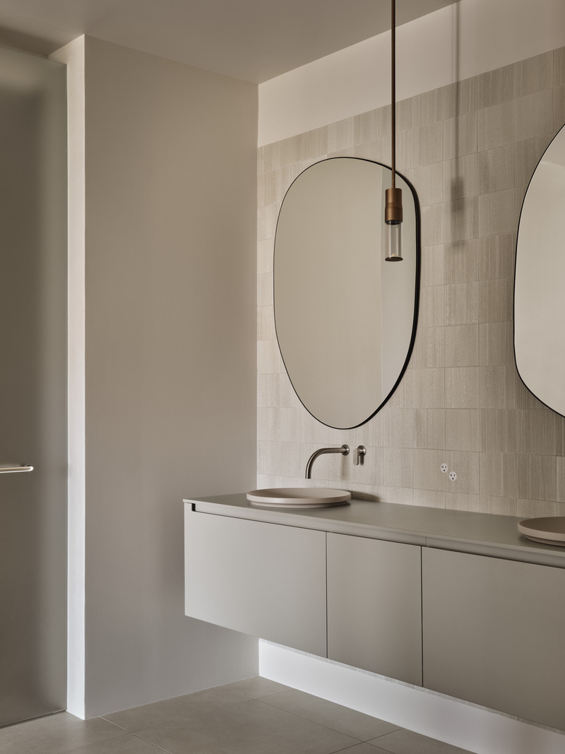 Dossier de presse | 7545-01 - Communiqué de presse | Appartement Port-Royal - Mitchell Sweibel Studio - Design d’intérieur résidentiel -  <p class="">Salle de bain principale avec lavabos semi-encastrés Inbani, robinets Cocoon, lampe suspendue Viabizzuno, carreaux japonais fabriqués à la main par Tajimi, prises murales Bocci</p>  - Crédit photo : Alex Lesage