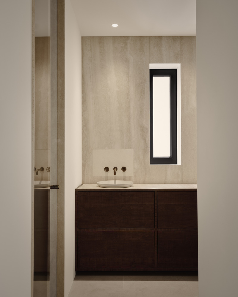 Dossier de presse | 7545-01 - Communiqué de presse | Appartement Port-Royal - Mitchell Sweibel Studio - Design d’intérieur résidentiel -  <p class="">Salle de bain avec meuble sur mesure de Kastella, lavabo semi-encastré Inbani, dosseret en travertin avec incrustation de pierre</p>  - Crédit photo : Alex Lesage