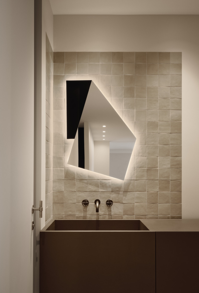 Dossier de presse | 7545-01 - Communiqué de presse | Appartement Port-Royal - Mitchell Sweibel Studio - Design d’intérieur résidentiel -   <p class="">Salle d'eau avec miroir Antonio Lupi, carrelage au niveau du mur</p>   - Crédit photo : Alex Lesage
