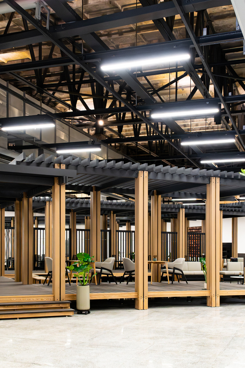 Dossier de presse | 5407-01 - Communiqué de presse | Esquel Innovation & Incubation Village Wins Audience Favorite in 2024 A+Awards, Dominating Prefab and Modular Architecture Category - Studio RYTE - Design industriel - Ces structures entrelacées créent les « lignes » qui facilitent l’installation de « plans » tels que des bancs, des sièges, des tables, des passerelles et des plafonds. - Crédit photo : Dennis Cheung @ Studio RYTE