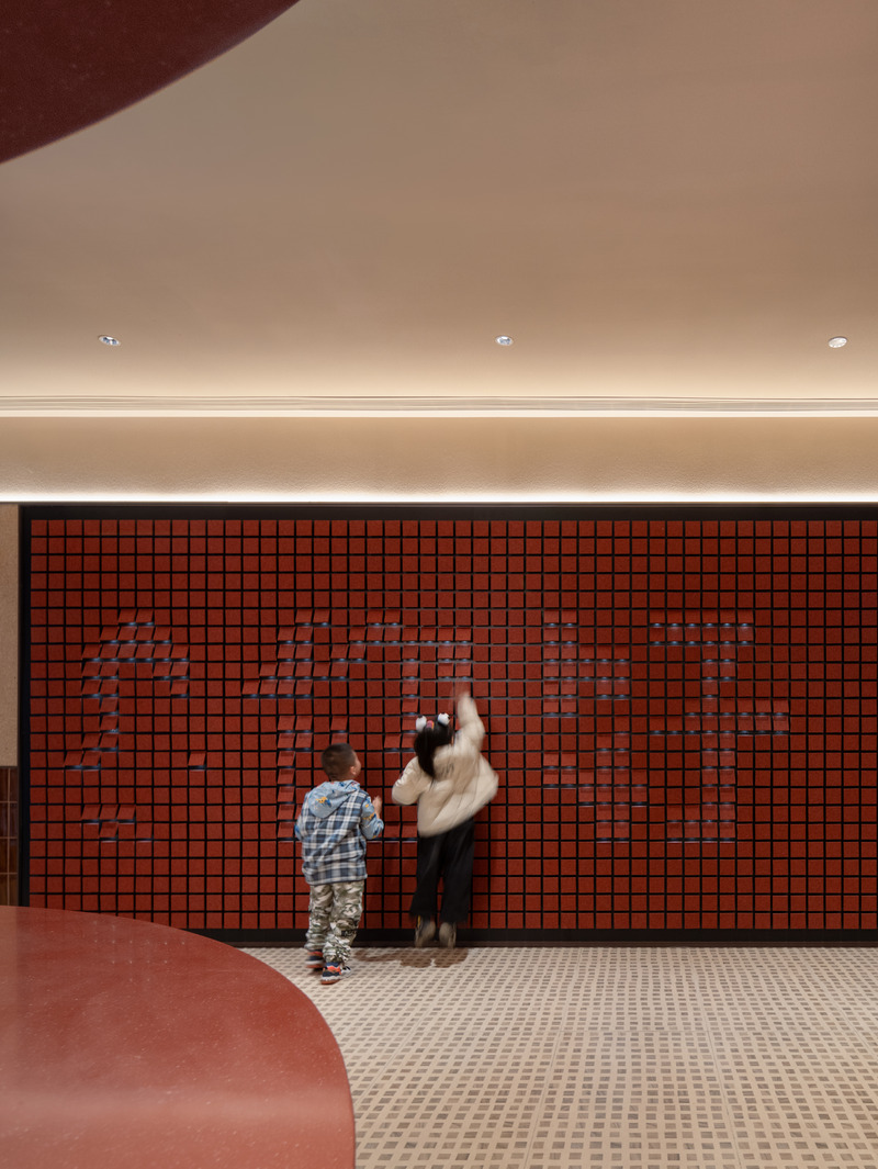 Press kit | 3531-13 - Press release | NI HAO Hotel - Vermilion Zhou Design Group - Commercial Interior Design - Interactive felt wall made from recycled fibres, also featuring sound absorption capabilities. - Photo credit: Jian Quan Wu