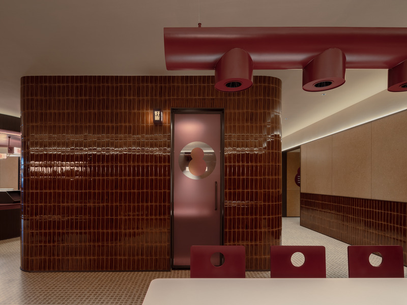 Press kit | 3531-13 - Press release | NI HAO Hotel - Vermilion Zhou Design Group - Commercial Interior Design - Even with limited services, the hotel is equipped with designated meeting areas and spaces, meeting the temporary office needs of busy travellers. - Photo credit: Jian Quan Wu