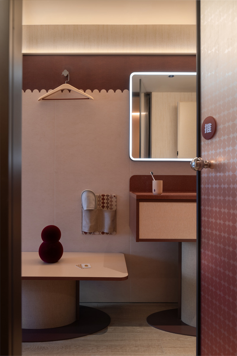 Press kit | 3531-13 - Press release | NI HAO Hotel - Vermilion Zhou Design Group - Commercial Interior Design - Guest Room_The hotel design also considers the replication of chain hotels. All furniture is created with a modular approach to reduce construction complexity and minimize environmental pollution. - Photo credit: Jian Quan Wu