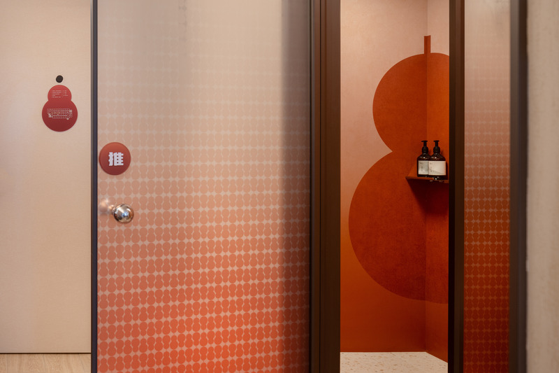Press kit | 3531-13 - Press release | NI HAO Hotel - Vermilion Zhou Design Group - Commercial Interior Design - Guest Room - Photo credit: Jian Quan Wu