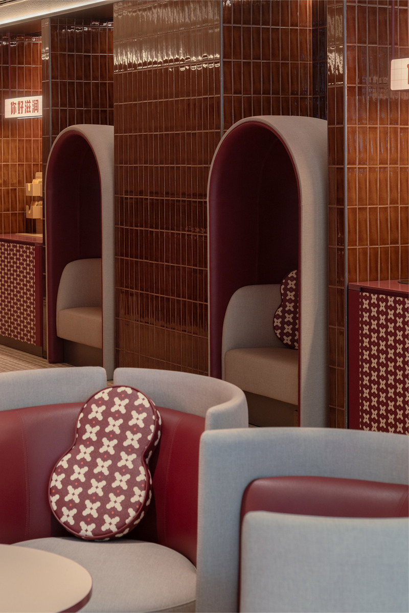 Press kit | 3531-13 - Press release | NI HAO Hotel - Vermilion Zhou Design Group - Commercial Interior Design - We incorporate the 'calabash', a traditional Chinese symbol, throughout the space design. This symbol signifies blessings, fortune, and safety for travellers. - Photo credit: Jian Quan Wu