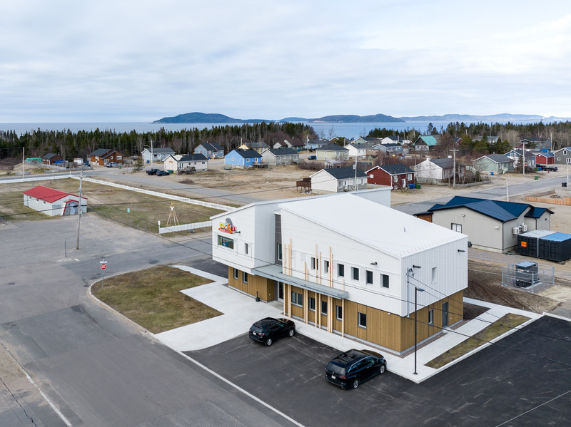 Dossier de presse | 612-29 - Communiqué de presse | La station de radio CKAU Mani-Utenam - EVOQ Architecture - Architecture commerciale - Crédit photo : Optik360