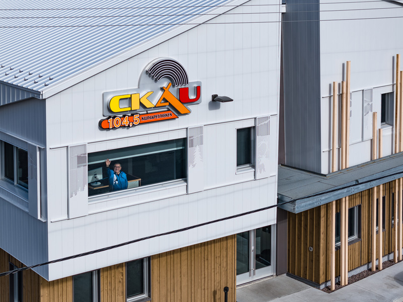 Dossier de presse | 612-29 - Communiqué de presse | La station de radio CKAU Mani-Utenam - EVOQ Architecture - Architecture commerciale - Crédit photo : Optik360
