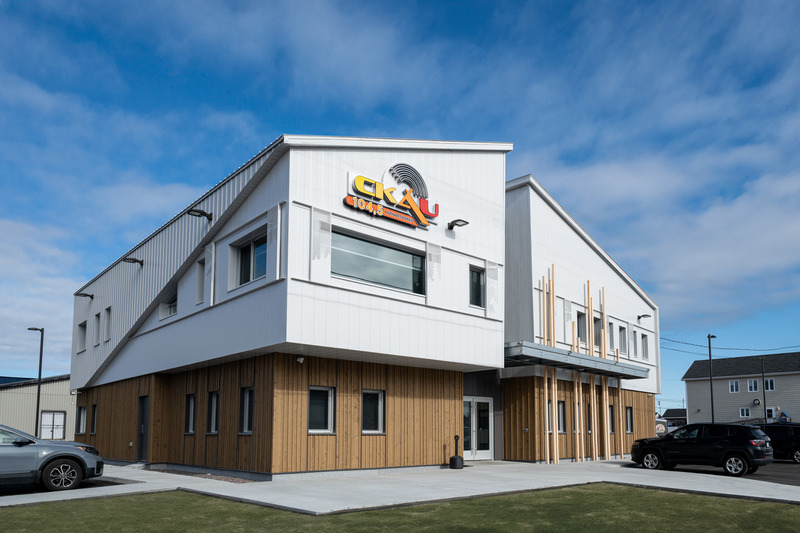 Dossier de presse | 612-29 - Communiqué de presse | La station de radio CKAU Mani-Utenam - EVOQ Architecture - Architecture commerciale - Crédit photo : Optik360