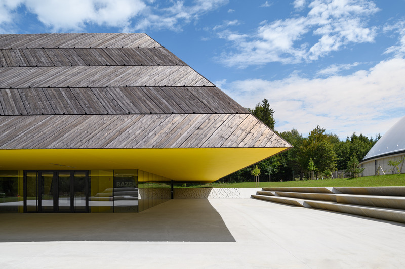 Dossier de presse | 3053-04 - Communiqué de presse | Češča Vas Pool Complex - ENOTA - Architecture commerciale - Česca Vas Pool Complex - entrance plaza - Crédit photo : Miran Kambic