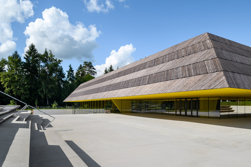Dossier de presse | 3053-04 - Communiqué de presse | Češča Vas Pool Complex - ENOTA - Architecture commerciale - Česca Vas Pool Complex - entrance plaza - Crédit photo : Miran Kambic