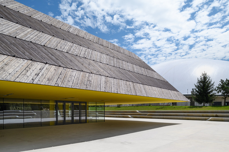 Dossier de presse | 3053-04 - Communiqué de presse | Češča Vas Pool Complex - ENOTA - Architecture commerciale - Česca Vas Pool Complex - entrance plaza - Crédit photo : Miran Kambic