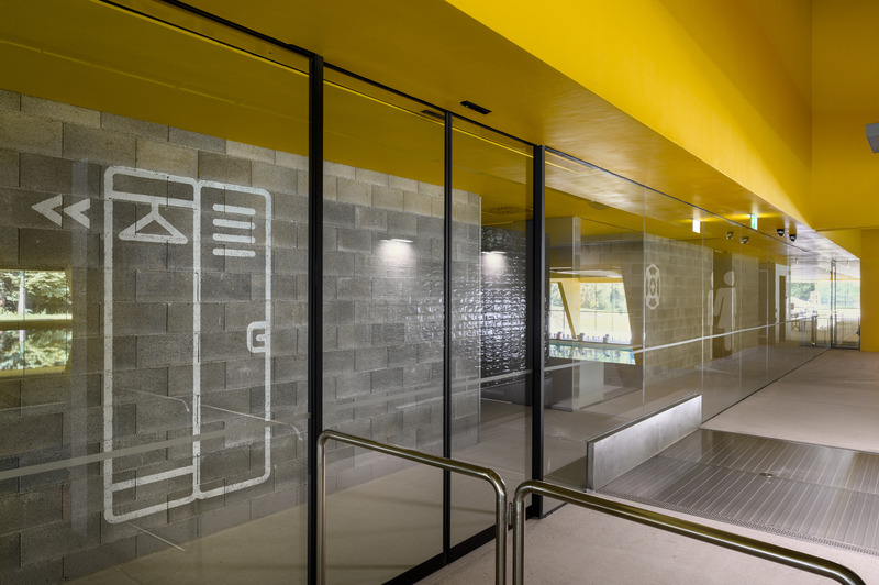 Dossier de presse | 3053-04 - Communiqué de presse | Češča Vas Pool Complex - ENOTA - Architecture commerciale - Česca Vas Pool Complex - interior - Crédit photo : Miran Kambic