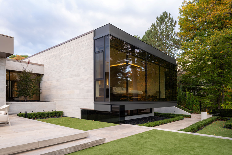 Dossier de presse | 7566-01 - Communiqué de presse | Opulence with a Modernist Edge - FrankFranco Architects - Architecture résidentielle - Front exterior - Crédit photo : Scott Norsworthy