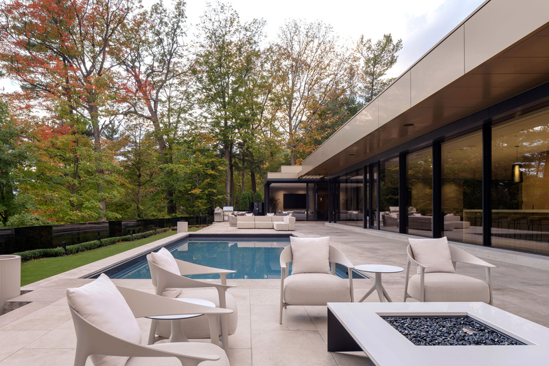 Dossier de presse | 7566-01 - Communiqué de presse | Opulence with a Modernist Edge - FrankFranco Architects - Architecture résidentielle - Back patio - Crédit photo : Scott Norsworthy