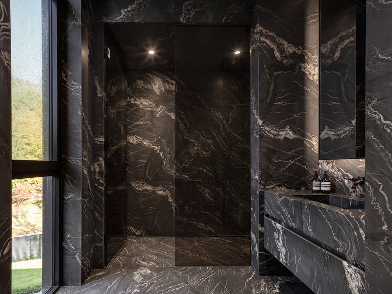 Dossier de presse | 7566-01 - Communiqué de presse | Opulence with a Modernist Edge - FrankFranco Architects - Architecture résidentielle - Guest bath - Crédit photo : Scott Norsworthy