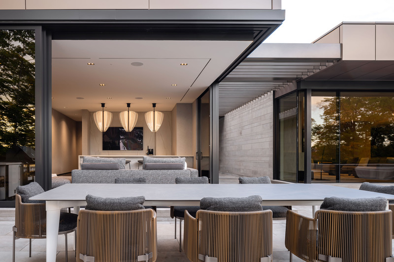 Dossier de presse | 7566-01 - Communiqué de presse | Opulence with a Modernist Edge - FrankFranco Architects - Architecture résidentielle - Outdoor dining area - Crédit photo : Scott Norsworthy
