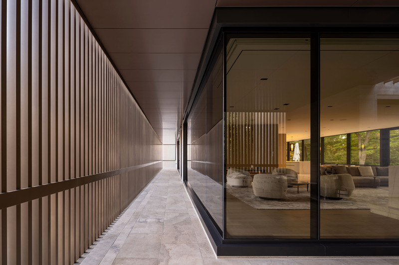 Dossier de presse | 7566-01 - Communiqué de presse | Opulence with a Modernist Edge - FrankFranco Architects - Architecture résidentielle - Hallway behind screen - Crédit photo : Scott Norsworthy