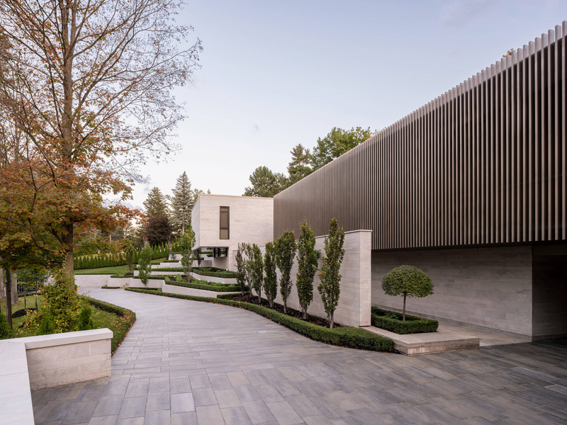 Dossier de presse | 7566-01 - Communiqué de presse | Opulence with a Modernist Edge - FrankFranco Architects - Architecture résidentielle - Entrance at side of house - Crédit photo : Scott Norsworthy