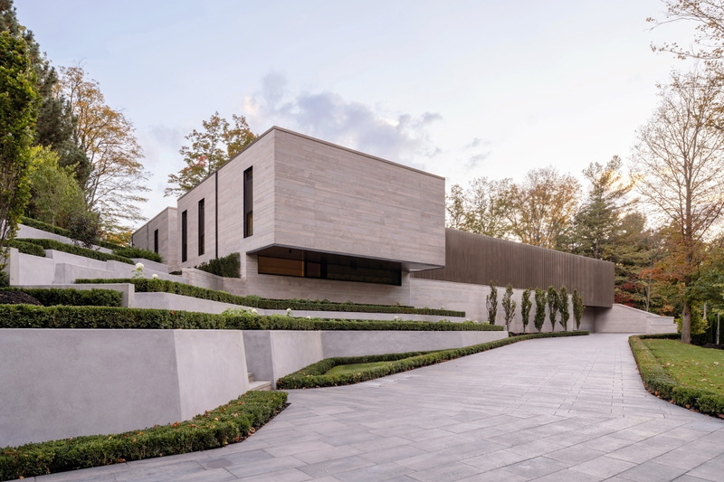 Dossier de presse | 7566-01 - Communiqué de presse | Opulence with a Modernist Edge - FrankFranco Architects - Architecture résidentielle - Front exterior - Crédit photo : Scott Norsworthy