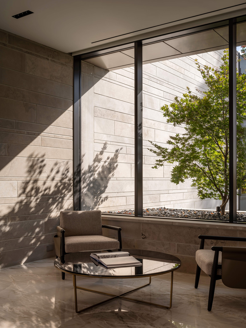 Dossier de presse | 7566-01 - Communiqué de presse | Opulence with a Modernist Edge - FrankFranco Architects - Architecture résidentielle - Sitting area - Crédit photo : Scott Norsworthy