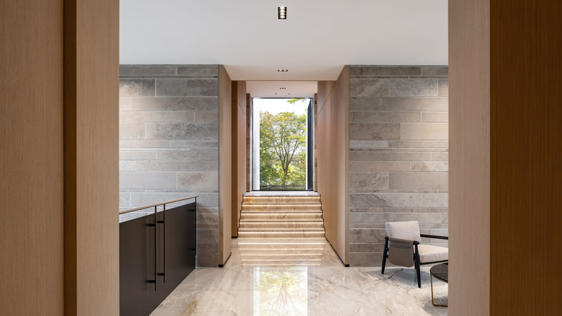 Dossier de presse | 7566-01 - Communiqué de presse | Opulence with a Modernist Edge - FrankFranco Architects - Architecture résidentielle - Hallway - Crédit photo : Scott Norsworthy