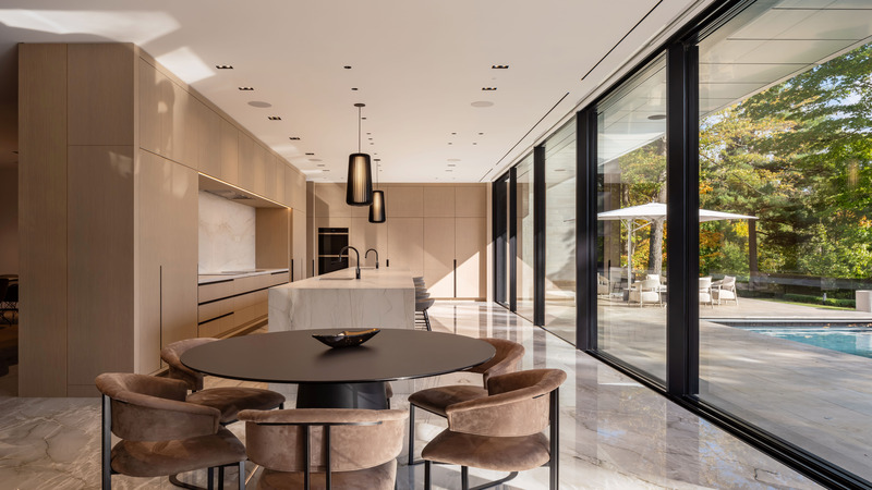 Dossier de presse | 7566-01 - Communiqué de presse | Opulence with a Modernist Edge - FrankFranco Architects - Architecture résidentielle - Kitchen - Crédit photo : Scott Norsworthy