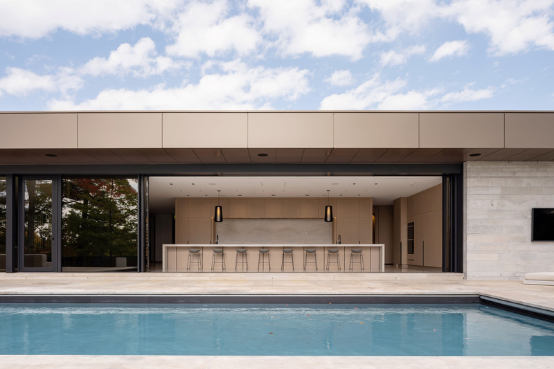 Dossier de presse | 7566-01 - Communiqué de presse | Opulence with a Modernist Edge - FrankFranco Architects - Architecture résidentielle - KItchen from backyard - Crédit photo : Scott Norsworthy