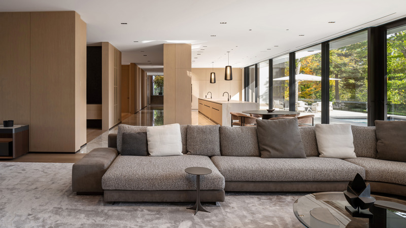Dossier de presse | 7566-01 - Communiqué de presse | Opulence with a Modernist Edge - FrankFranco Architects - Architecture résidentielle - Overall of living/kitchen - Crédit photo : Scott Norsworthy