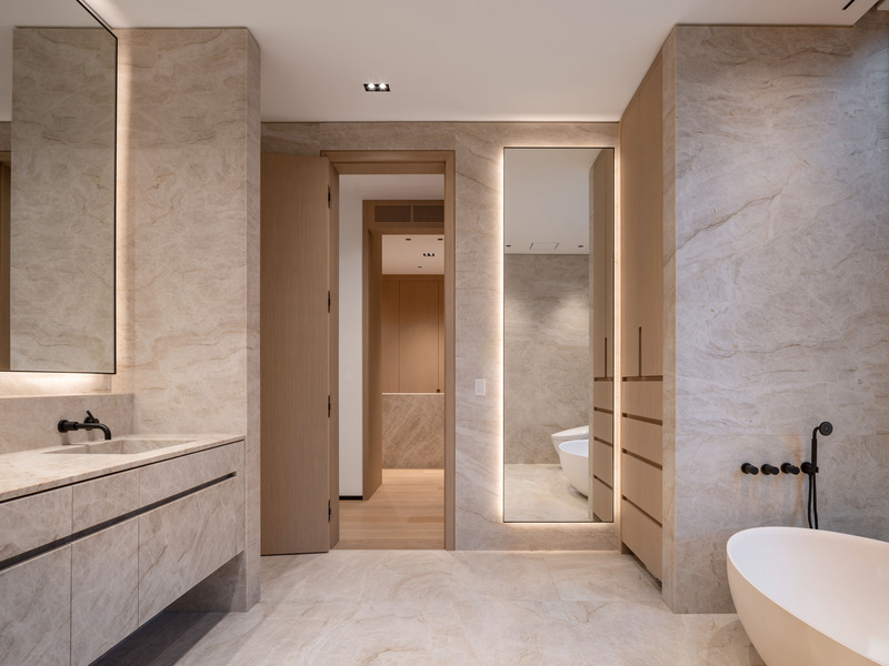 Dossier de presse | 7566-01 - Communiqué de presse | Opulence with a Modernist Edge - FrankFranco Architects - Architecture résidentielle - Primary bath - Crédit photo : Scott Norsworthy