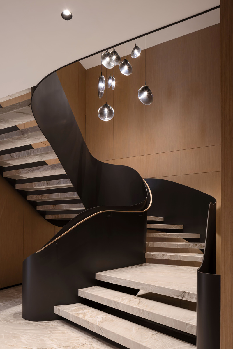 Dossier de presse | 7566-01 - Communiqué de presse | Opulence with a Modernist Edge - FrankFranco Architects - Architecture résidentielle - Central staircase - Crédit photo : Scott Norsworthy