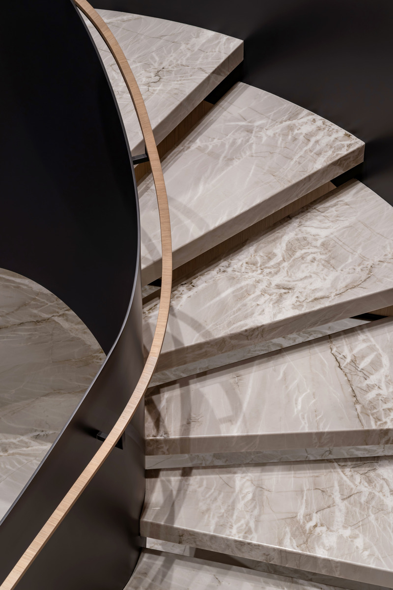 Dossier de presse | 7566-01 - Communiqué de presse | Opulence with a Modernist Edge - FrankFranco Architects - Architecture résidentielle - Detail of staircase - Crédit photo : Scott Norsworthy