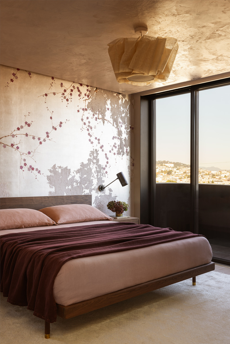 Dossier de presse | 2757-43 - Communiqué de presse | Medium Plenty’s Casa Aspetto Blends Modern Elegance with the Concept of “Beautiful Decay” - Medium Plenty - Design d’intérieur résidentiel -  <p>The primary bedroom is a sanctuary of calm and elegance with wallcovering by de Gournay that adds a floral touch to the space. </p>  - Crédit photo : Shade Degges