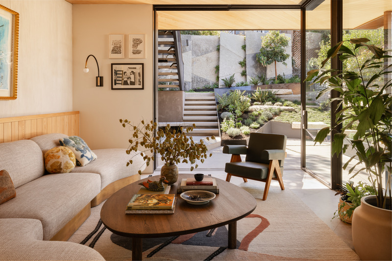 Dossier de presse | 2757-43 - Communiqué de presse | Medium Plenty’s Casa Aspetto Blends Modern Elegance with the Concept of “Beautiful Decay” - Medium Plenty - Design d’intérieur résidentiel -  <p>The connected outdoor patio elegantly extends the interior living space seamlessly.</p>  - Crédit photo : Shade Degges