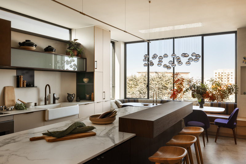 Dossier de presse | 2757-43 - Communiqué de presse | Medium Plenty’s Casa Aspetto Blends Modern Elegance with the Concept of “Beautiful Decay” - Medium Plenty - Design d’intérieur résidentiel -  The kitchen island's elegant design also serves as a hub for family activity.<br>  - Crédit photo : Shade Degges