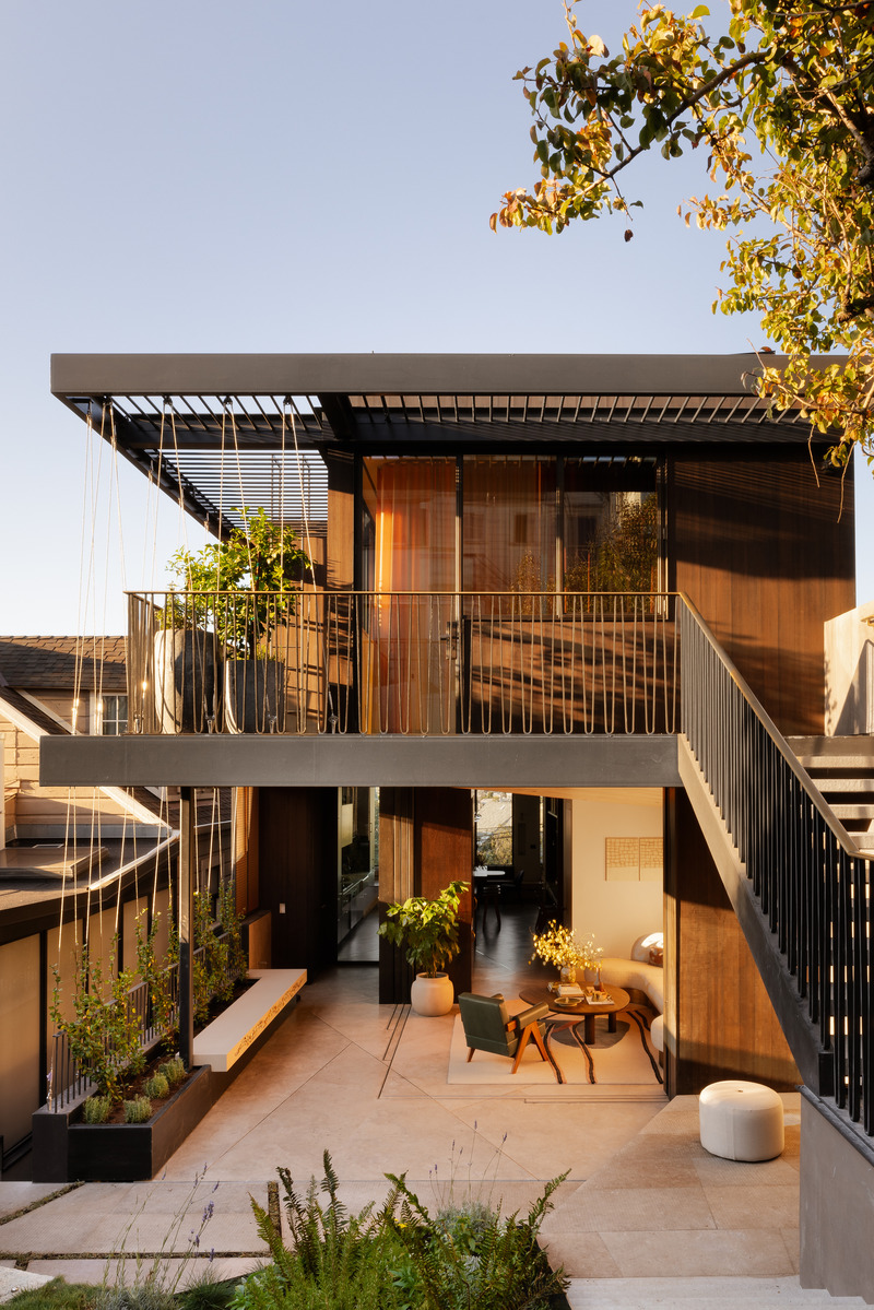 Dossier de presse | 2757-43 - Communiqué de presse | Medium Plenty’s Casa Aspetto Blends Modern Elegance with the Concept of “Beautiful Decay” - Medium Plenty - Design d’intérieur résidentiel -  The stunning rear facade of the home seamlessly connects indoor and outdoor living, inviting a harmonious blend of comfort amid San Francisco's natural beauty.<br>  - Crédit photo : Shade Degges