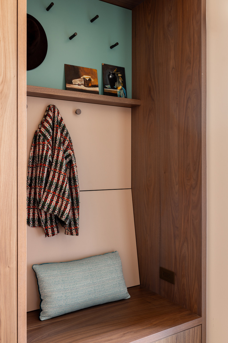 Dossier de presse | 2757-43 - Communiqué de presse | Medium Plenty’s Casa Aspetto Blends Modern Elegance with the Concept of “Beautiful Decay” - Medium Plenty - Design d’intérieur résidentiel -   Spacious closet nooks by Henrybuilt offer captivating storage solutions.<br>   - Crédit photo : Shade Degges
