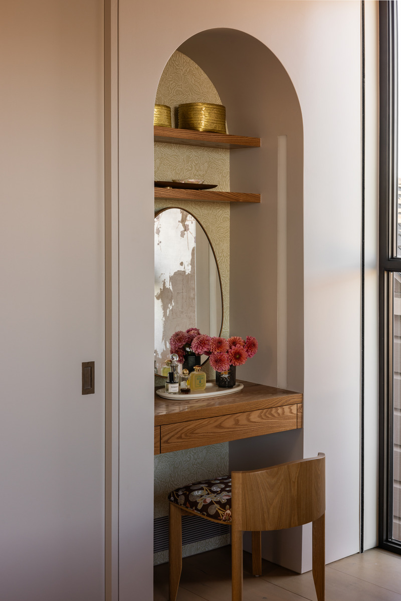 Dossier de presse | 2757-43 - Communiqué de presse | Medium Plenty’s Casa Aspetto Blends Modern Elegance with the Concept of “Beautiful Decay” - Medium Plenty - Design d’intérieur résidentiel -  The primary bedroom vanity with wall-coverings by Zak &amp; Fox and stool by Nickey Kehoe,  combines sleek design and functionality, creating a stylish focal point in the room. - Crédit photo : Shade Degges