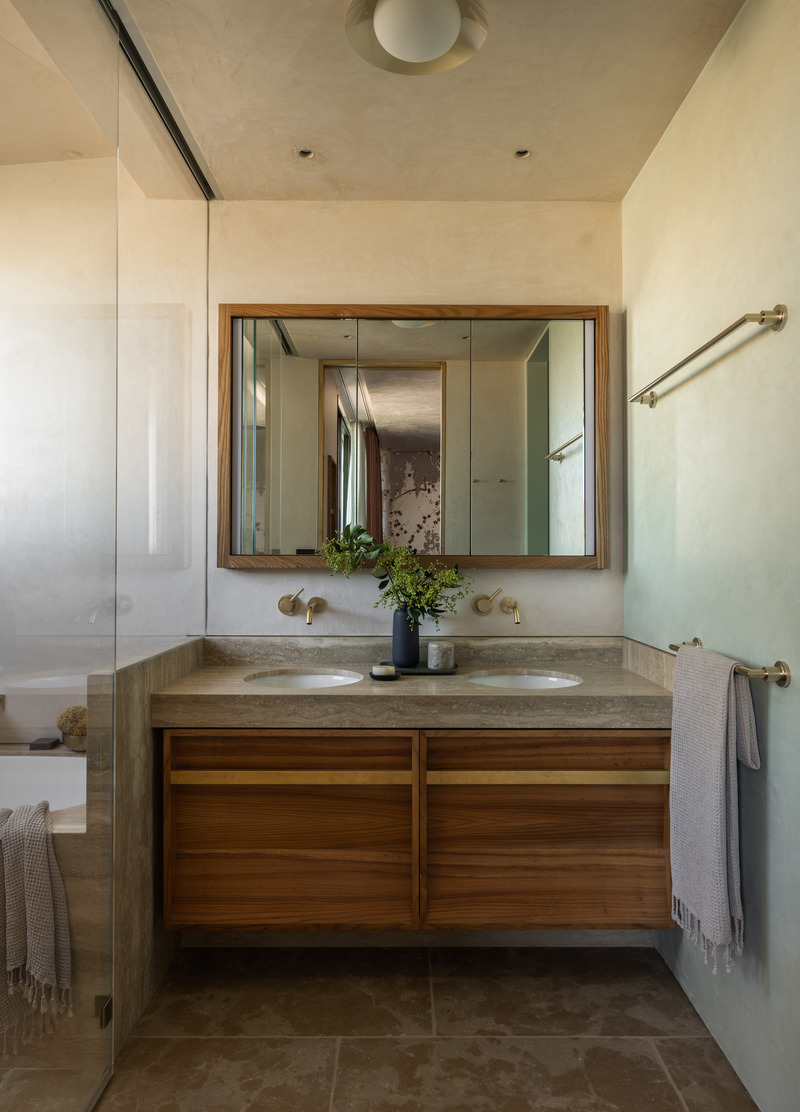 Dossier de presse | 2757-43 - Communiqué de presse | Medium Plenty’s Casa Aspetto Blends Modern Elegance with the Concept of “Beautiful Decay” - Medium Plenty - Design d’intérieur résidentiel -  <p>Italian ceramic beach tiles influence the primary bathroom’s serene color palette.</p>  - Crédit photo :  Shade Degges 