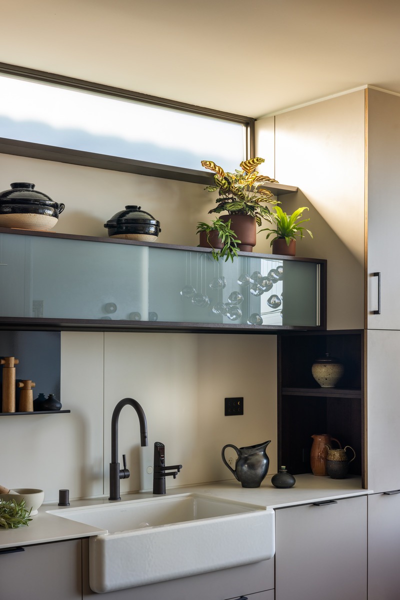 Dossier de presse | 2757-43 - Communiqué de presse | Medium Plenty’s Casa Aspetto Blends Modern Elegance with the Concept of “Beautiful Decay” - Medium Plenty - Design d’intérieur résidentiel -    The Henrybuilt kitchen showcases exquisite craftsmanship and thoughtful design, marrying functionality with timelessness.<br>    - Crédit photo : Shade Degges