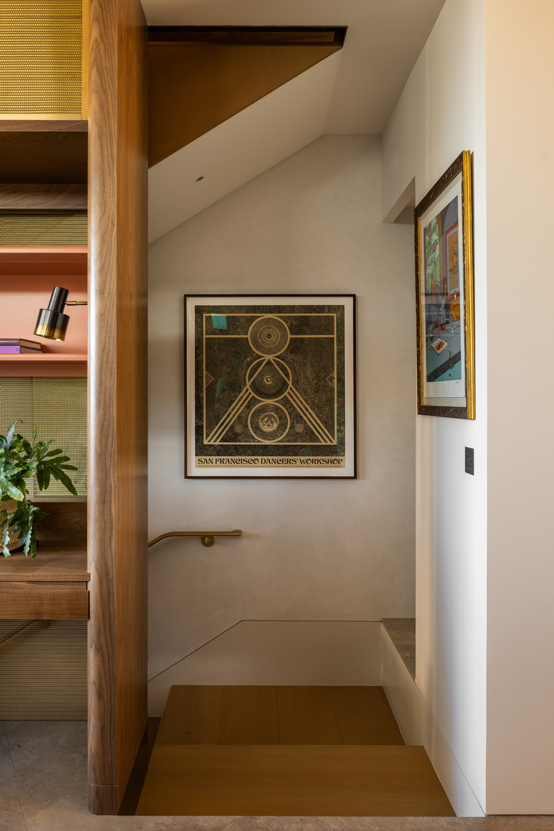 Dossier de presse | 2757-43 - Communiqué de presse | Medium Plenty’s Casa Aspetto Blends Modern Elegance with the Concept of “Beautiful Decay” - Medium Plenty - Design d’intérieur résidentiel - <p>Custom brass inlays add a unique touch to the stone floors on the main level.</p> - Crédit photo : Shade Degges