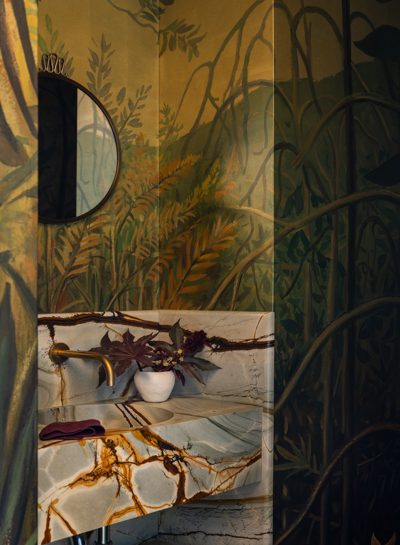 Dossier de presse | 2757-43 - Communiqué de presse | Medium Plenty’s Casa Aspetto Blends Modern Elegance with the Concept of “Beautiful Decay” - Medium Plenty - Design d’intérieur résidentiel -  <p>The bold powder room design integrates wall-coverings by Calico, which makes for a striking statement.</p>  - Crédit photo : Shade Degges