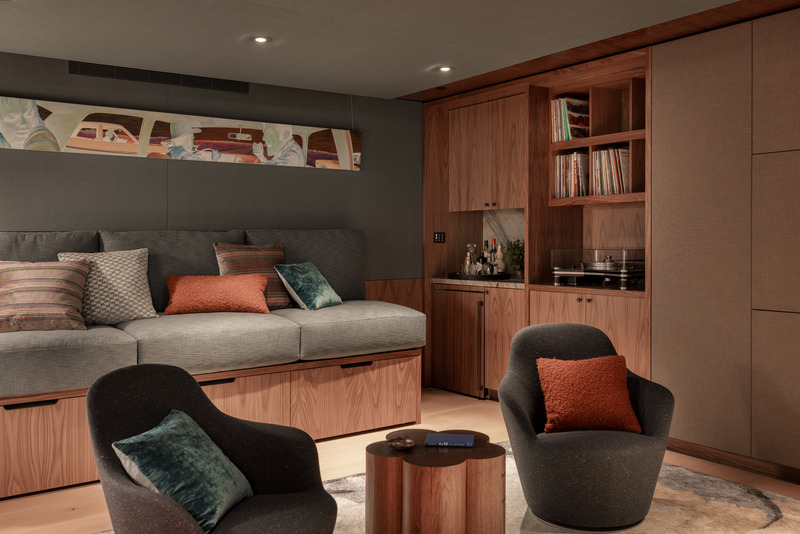 Dossier de presse | 2757-43 - Communiqué de presse | Medium Plenty’s Casa Aspetto Blends Modern Elegance with the Concept of “Beautiful Decay” - Medium Plenty - Design d’intérieur résidentiel -  The media room offers acoustically specialized sound for the ultimate entertainment experience.<br style="">  - Crédit photo : Shade Degges