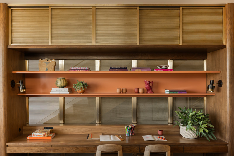 Dossier de presse | 2757-43 - Communiqué de presse | Medium Plenty’s Casa Aspetto Blends Modern Elegance with the Concept of “Beautiful Decay” - Medium Plenty - Design d’intérieur résidentiel -  <p>The home office space just off the kitchen offers a space for focused productivity and artistic inspiration.</p>  - Crédit photo : Shade Degges