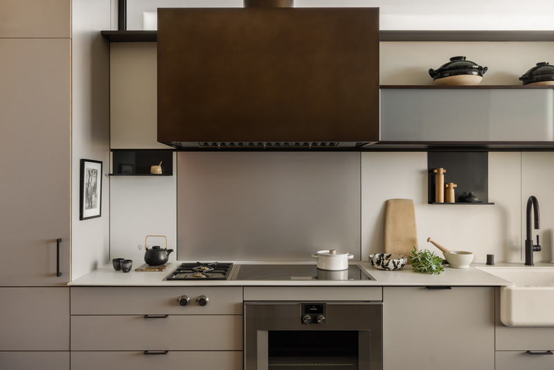 Dossier de presse | 2757-43 - Communiqué de presse | Medium Plenty’s Casa Aspetto Blends Modern Elegance with the Concept of “Beautiful Decay” - Medium Plenty - Design d’intérieur résidentiel -  The kitchen's bespoke design by Henrybuilt blends functionality with modern elegance.   - Crédit photo : Shade Degges