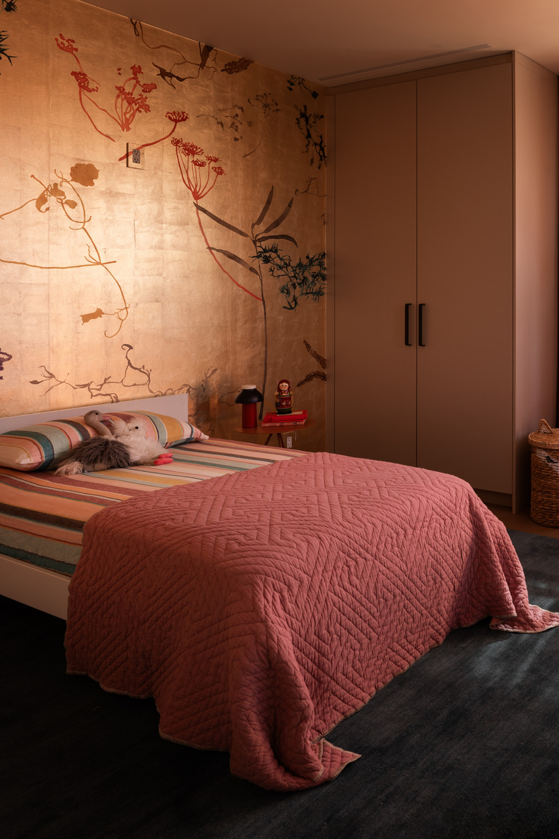 Dossier de presse | 2757-43 - Communiqué de presse | Medium Plenty’s Casa Aspetto Blends Modern Elegance with the Concept of “Beautiful Decay” - Medium Plenty - Design d’intérieur résidentiel -  The kids' bedroom is adorned with a charming Calico wall covering and a cozy rug by Armadillo.  - Crédit photo : Shade Degges