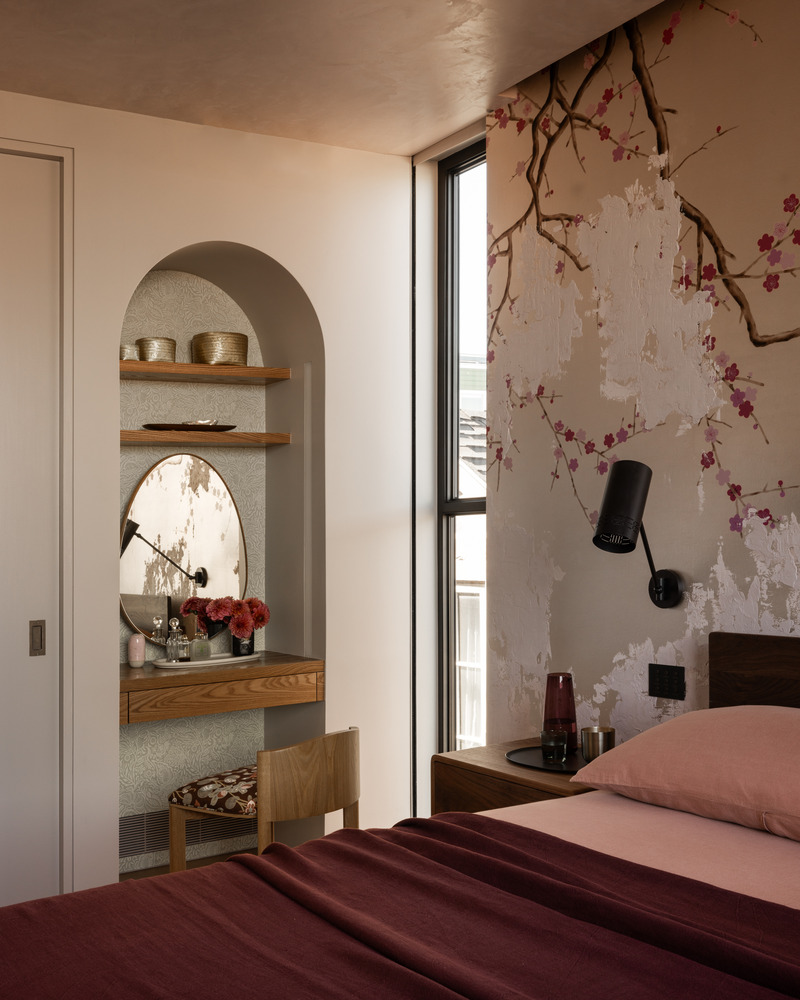 Dossier de presse | 2757-43 - Communiqué de presse | Medium Plenty’s Casa Aspetto Blends Modern Elegance with the Concept of “Beautiful Decay” - Medium Plenty - Design d’intérieur résidentiel -   The primary bedroom boasts a bed by Kalon Studios, night stands by Croft House and reading sconces by Remains, Commune.  - Crédit photo : Shade Degges