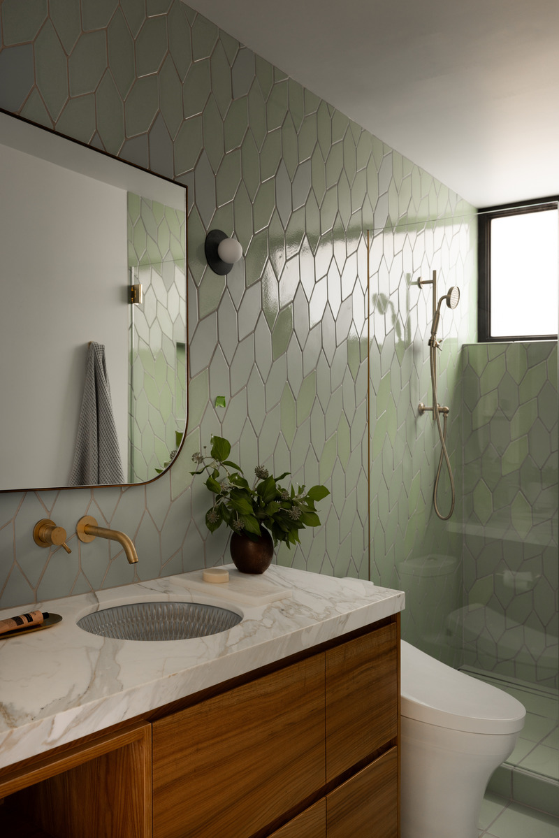 Dossier de presse | 2757-43 - Communiqué de presse | Medium Plenty’s Casa Aspetto Blends Modern Elegance with the Concept of “Beautiful Decay” - Medium Plenty - Design d’intérieur résidentiel -  <p>The kids' bathroom features a splash of personality, highlighted by vibrant green geometric tiles that add a playful touch to the space.</p>  - Crédit photo : Shade Degges