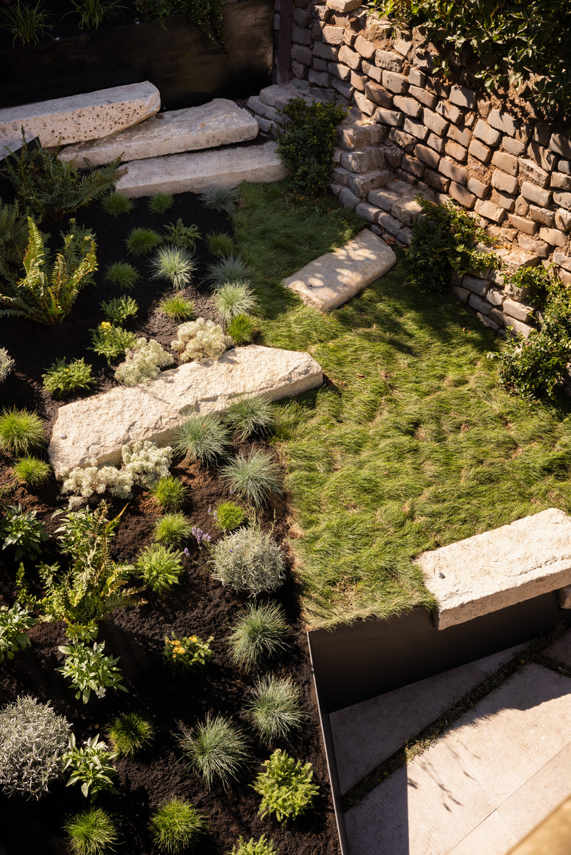 Dossier de presse | 2757-43 - Communiqué de presse | Medium Plenty’s Casa Aspetto Blends Modern Elegance with the Concept of “Beautiful Decay” - Medium Plenty - Design d’intérieur résidentiel -  The backyard garden, designed by MFLA and James Munden, harmoniously frames the residence with natural beauty and meticulous detail.<br>  - Crédit photo : Shade Degges