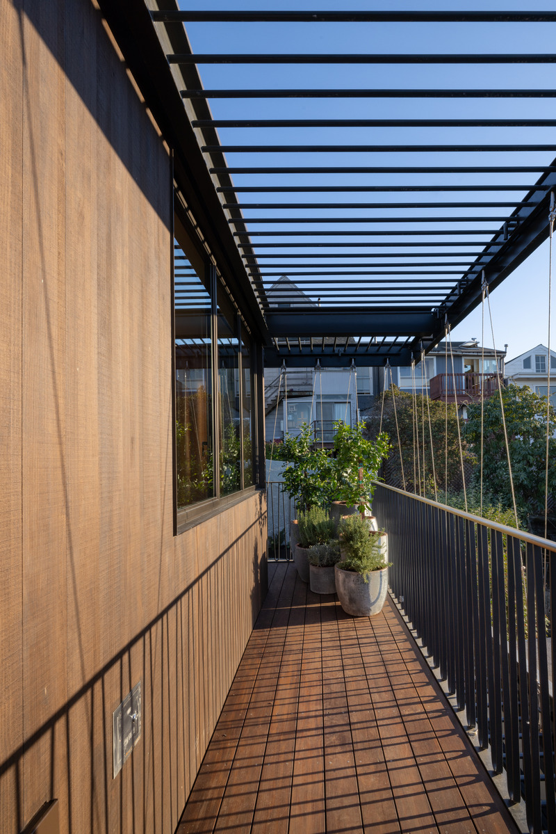Dossier de presse | 2757-43 - Communiqué de presse | Medium Plenty’s Casa Aspetto Blends Modern Elegance with the Concept of “Beautiful Decay” - Medium Plenty - Design d’intérieur résidentiel -  Potted plants on the balcony, part of the landscape by MFLA and James Munden, bring a touch of greenery and natural charm to the outdoor living spaces.<br>  - Crédit photo : Shade Degges