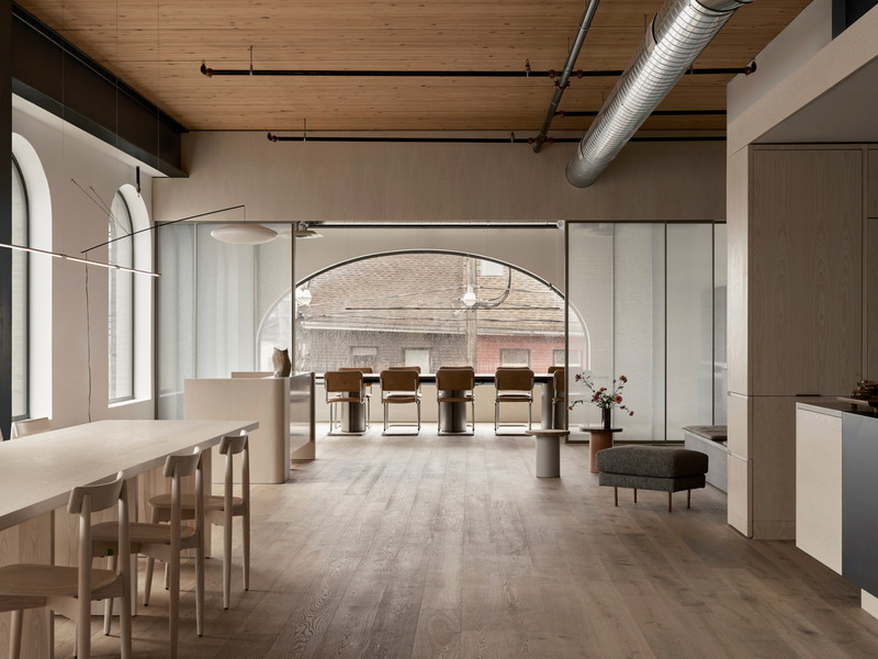 Dossier de presse | 6316-03 - Communiqué de presse | Downtown Film - Ashley Botten Design - Design d’intérieur commercial - Italian sliding glass walls with a linen inset provide privacy without blocking out natural light. - Crédit photo : Patrick Biller